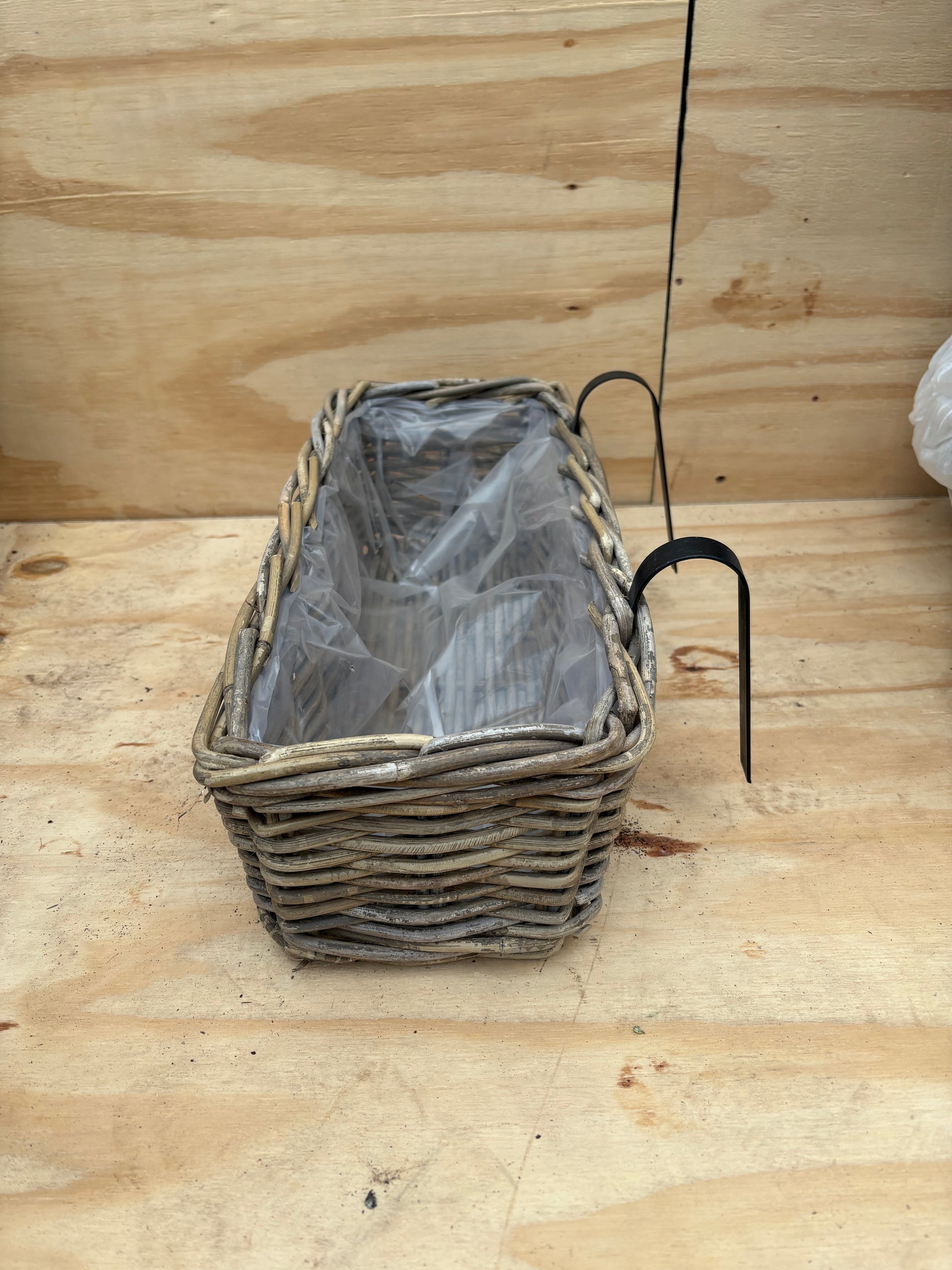 Balcony box with handle