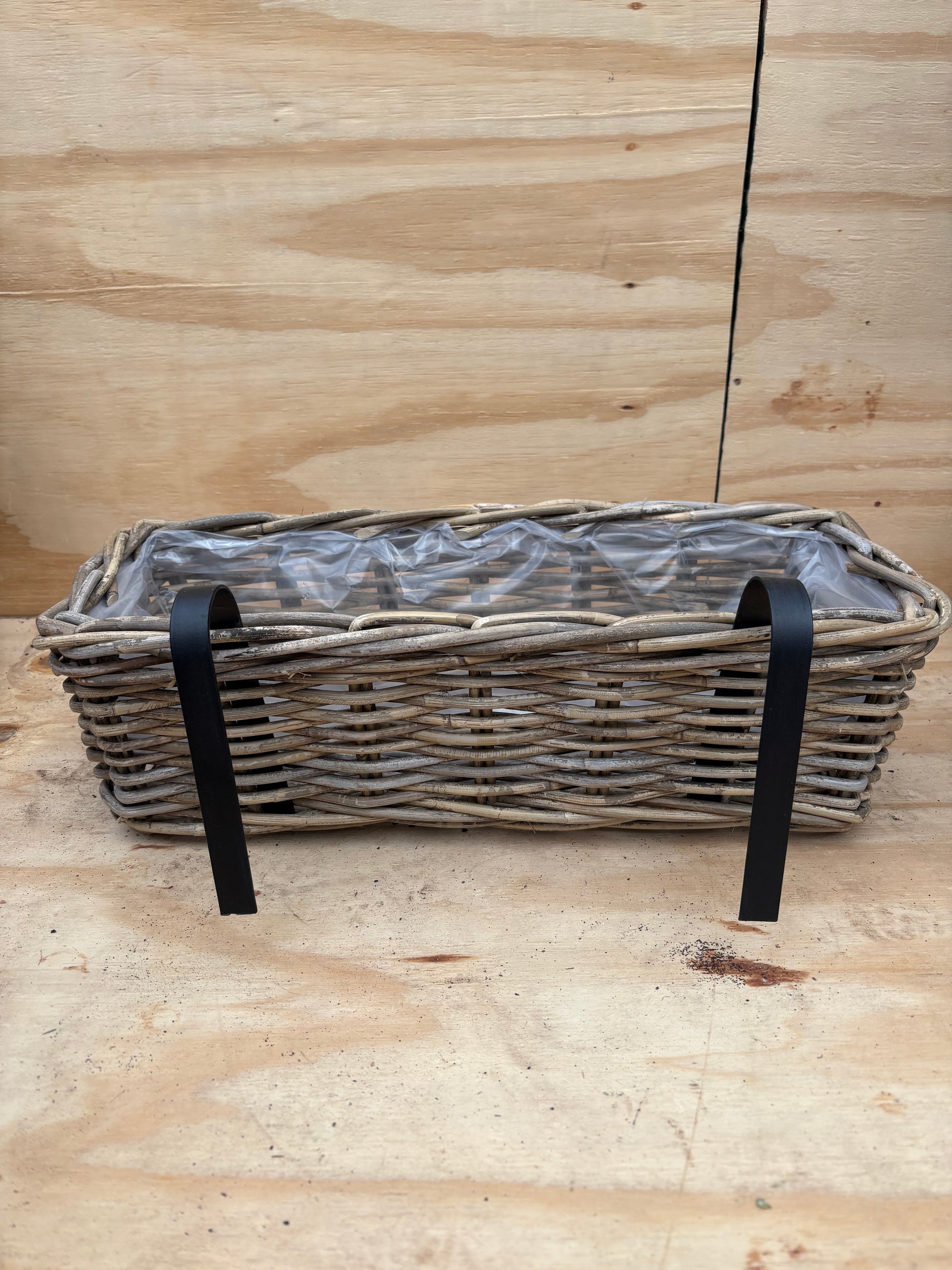 Balcony box with handle